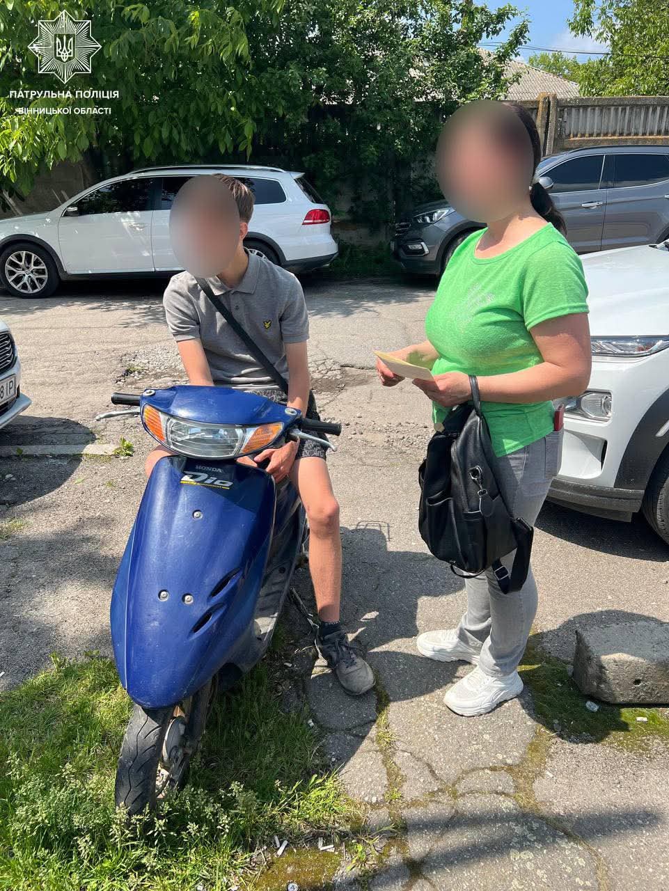 У Вінниці патрульні зупинили 15-річного скутериста без прав і шолома
