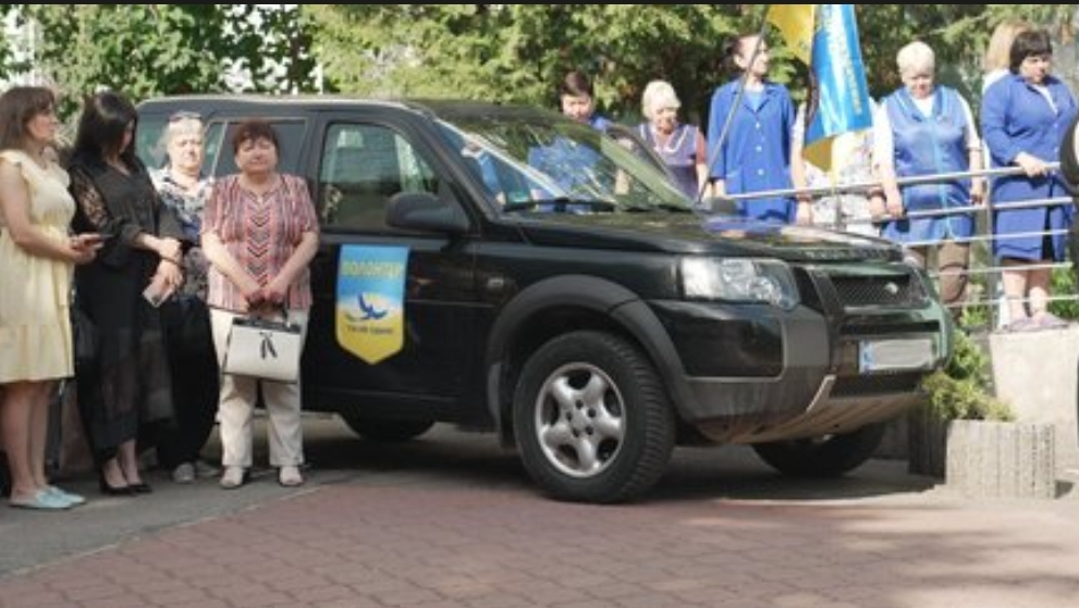 Подарунок для тата: вінницькі школярі передали позашляховик на фронт