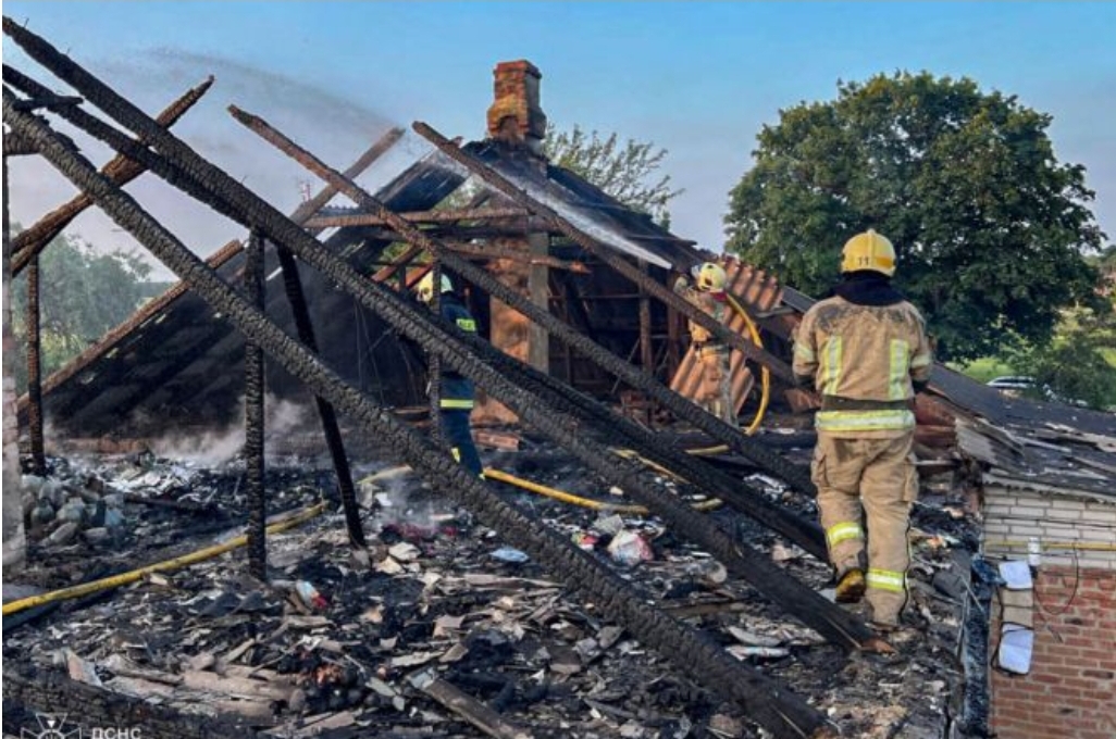 У селі Бродецьке пожежа знищила дах і майно: обійшлося без жертв