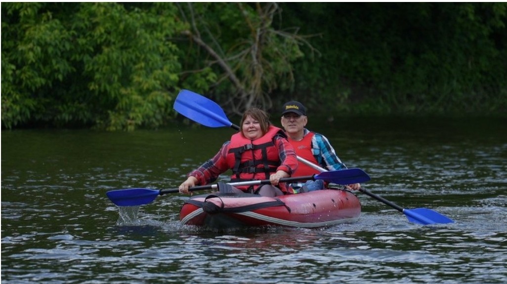 На байдарках заради єдності та перемоги: у Тиврові організували сімейний сплав для захисників і їхніх родин