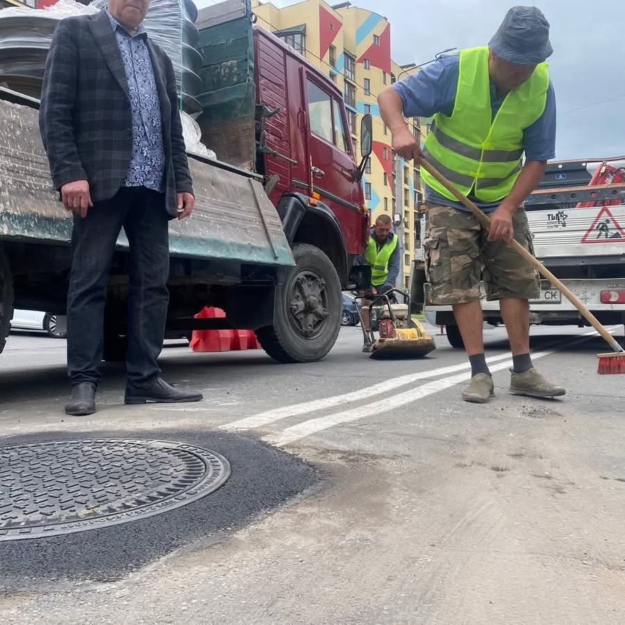 У Вінниці впроваджують люки, що "підлаштовуються" під дорогу: стартував пілотний проєкт