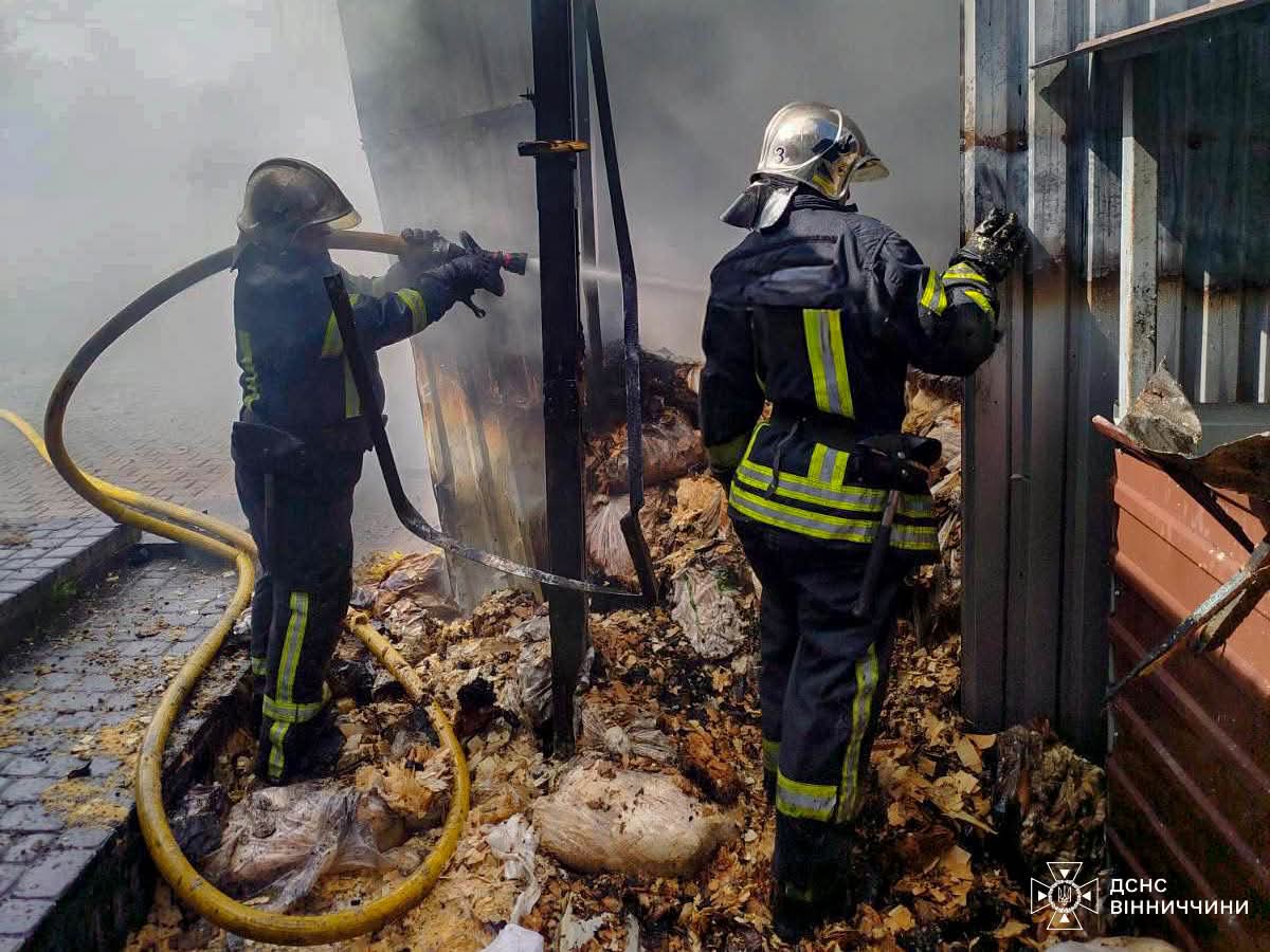Пожежа на підприємстві біля Вінниці: рятувальники ліквідували займання за участі двох спецавтомобілів