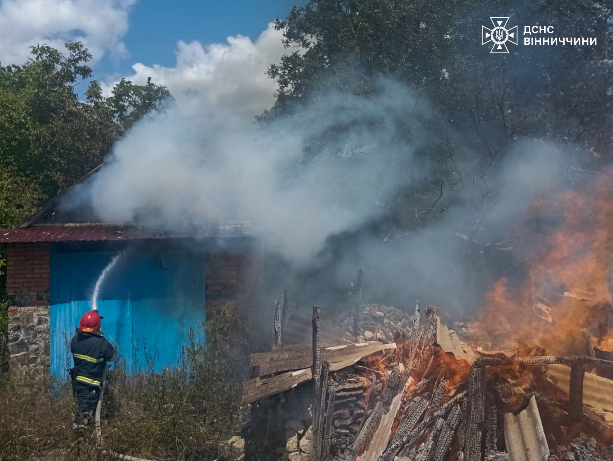 На Вінниччині за добу сталося 13 пожеж: у Шолудьках вогонь знищив господарські будівлі