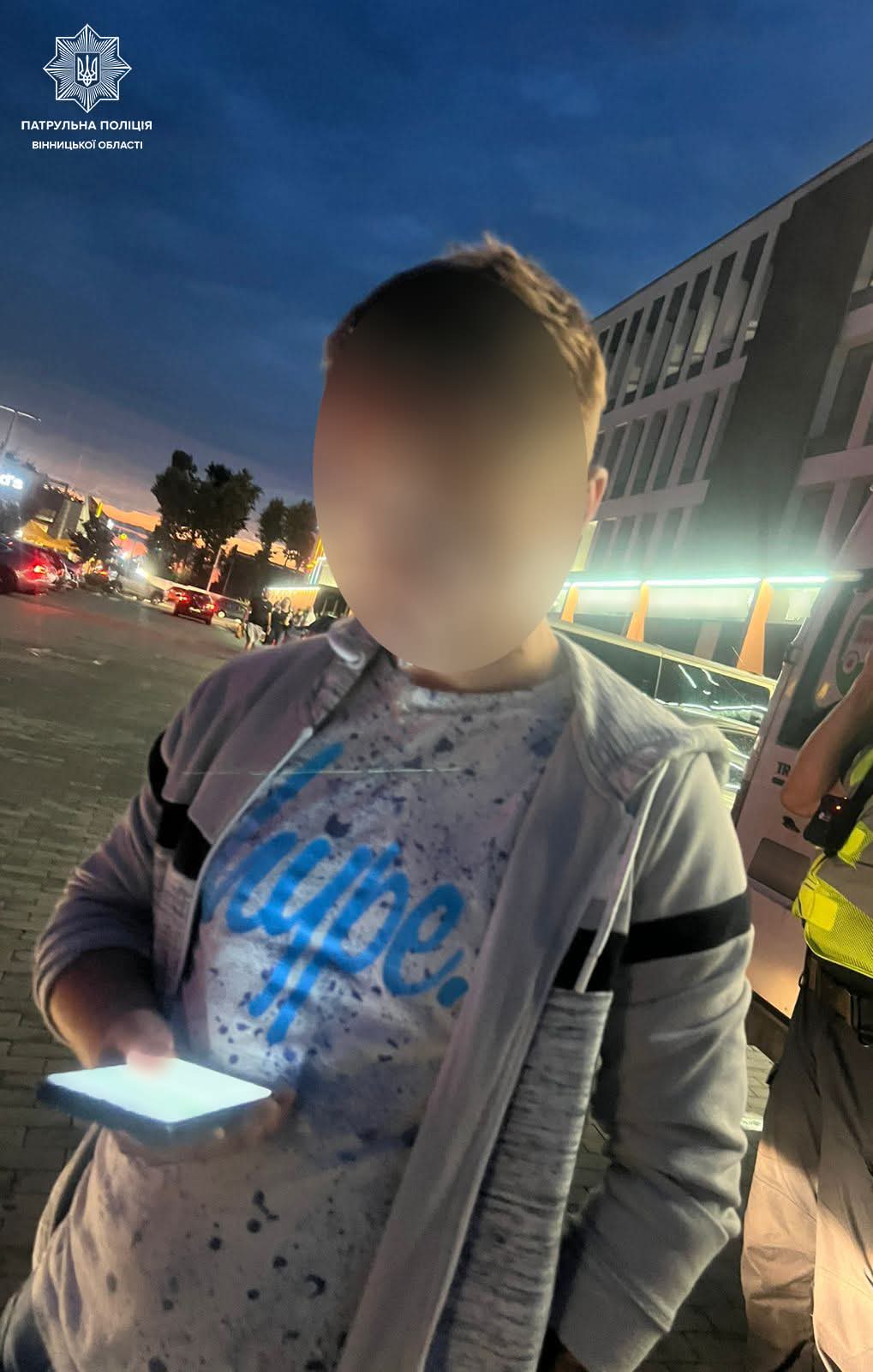 На Хмельницькому шосе патрульні зупинили авто з водійкою, ймовірно, під наркотиками — у пасажира знайшли підозрілу речовину