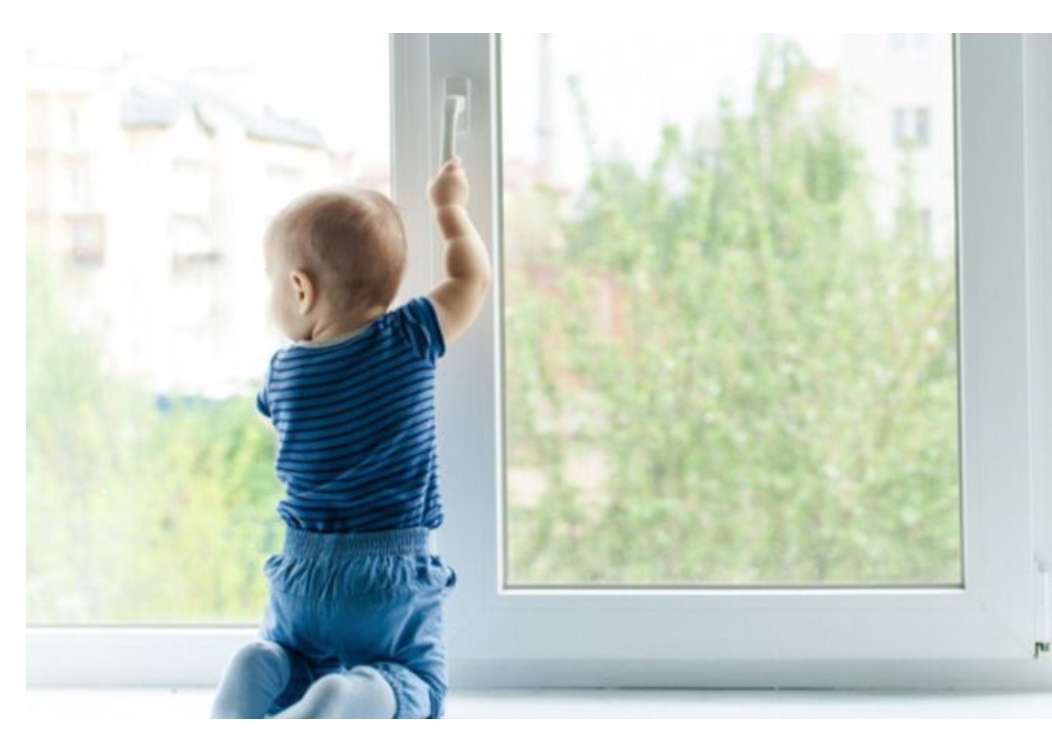 Як уберегти дитину від падіння з вікна: важливі правила безпеки для батьків