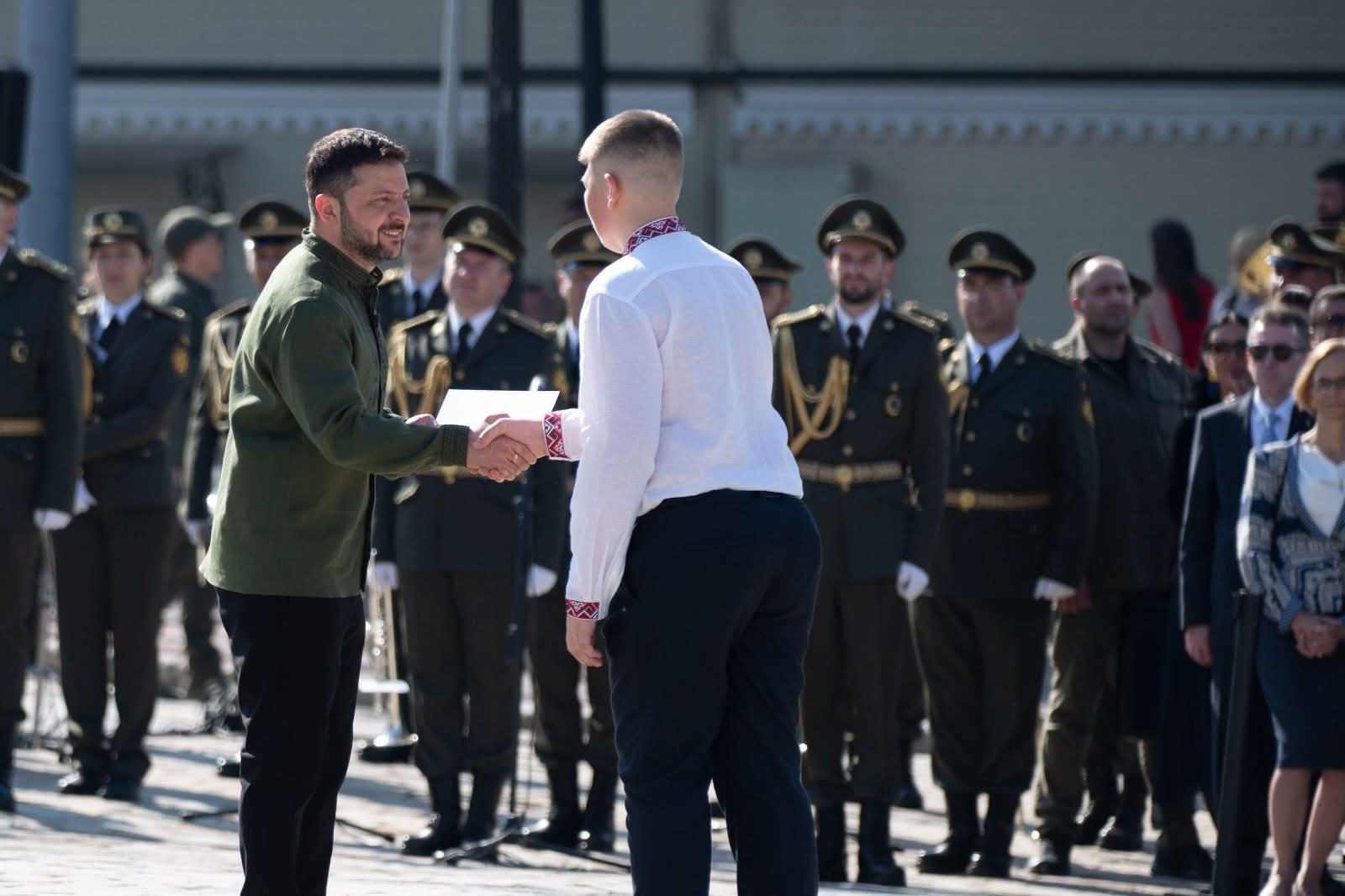 Президент України вручив паспорт юному вінничанину Святославу Блащуку