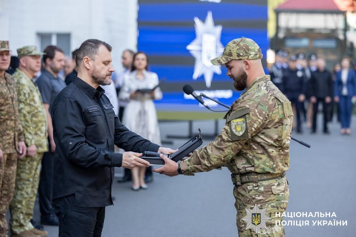 Поліцейського з Вінниччини Віталія Сироту нагороджено відомчою відзнакою «Вогнепальна зброя»