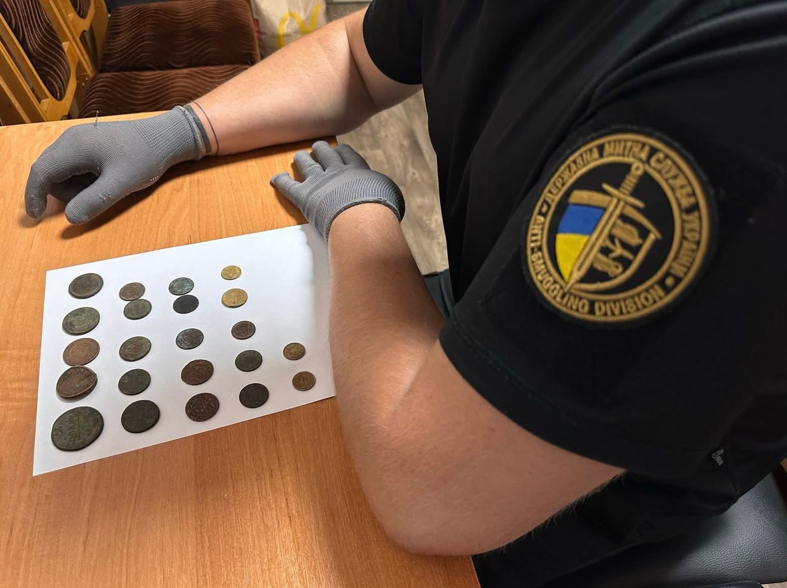 Вінницькі митники виявили рідкісні старовинні монети під час спроби незаконного вивезення з України