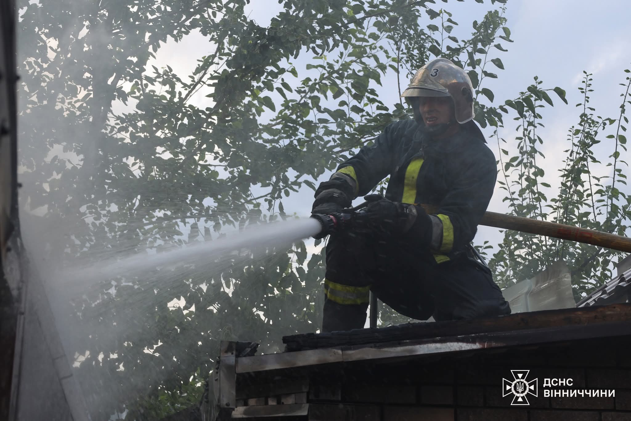 У Вінниці рятувальники оперативно ліквідували пожежу на території приватного домоволодіння