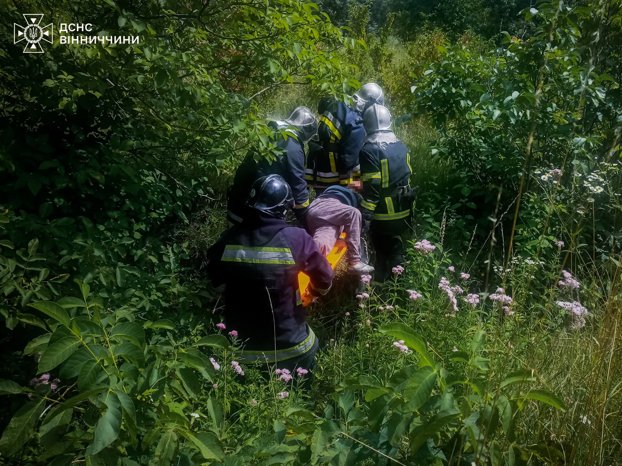 У Вінниці рятувальники допомогли жінці, яка впала зі схилу