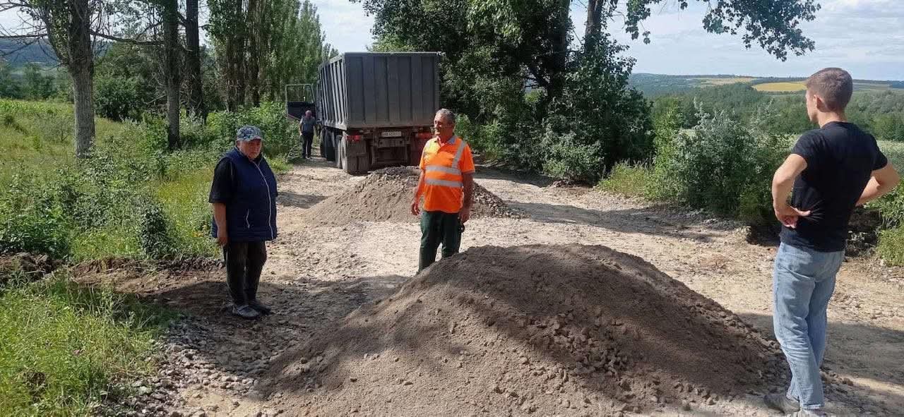 Відновлюють після негоди: у Галайківцях ремонтують дорогу
