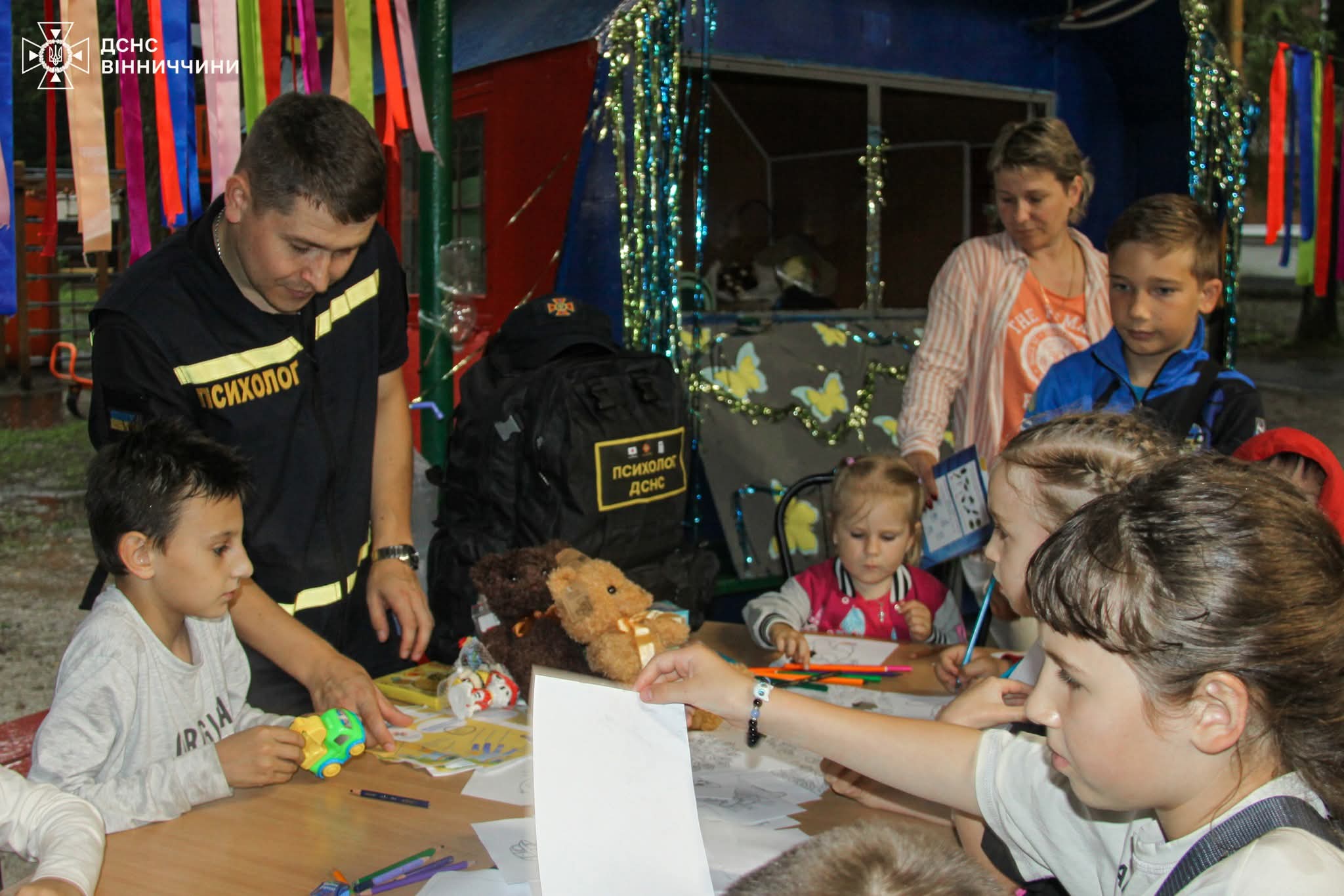 День безпеки у таборі «Я – Маріуполь. Родина»: вінницькі рятувальники навчили дітей діяти в надзвичайних ситуаціях