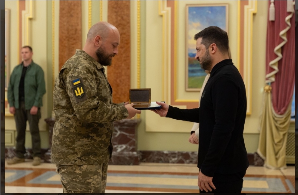 Президент вручив відзнаку «Національна легенда України» військовим, митцям, спортсменам і меценатам