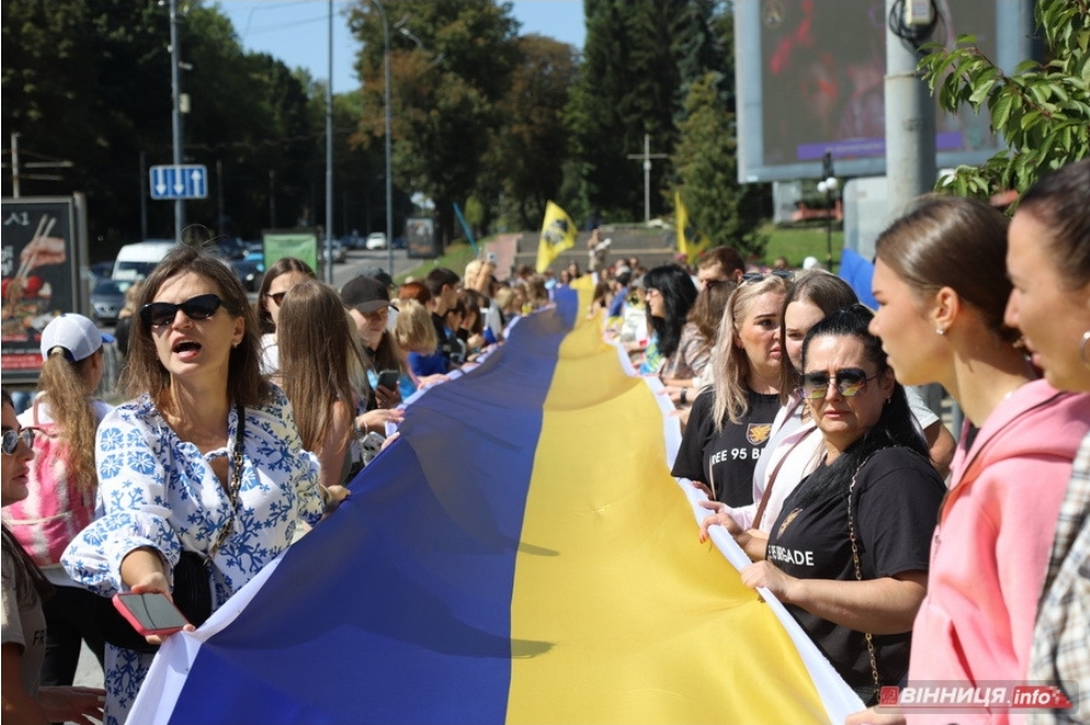 У Вінниці пройшла хода зі 100-метровим прапором на честь Дня Державного Прапора