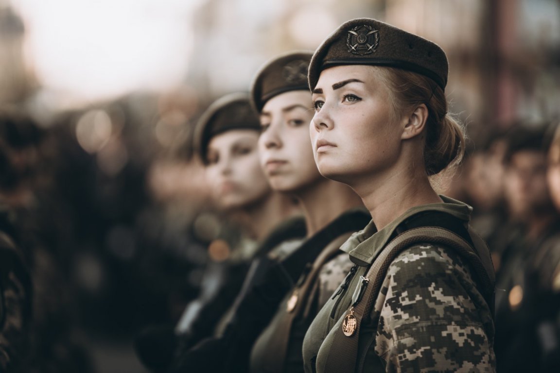 У Збройних Силaх Укрaїни служить понaд 900 офіцерів-жінок