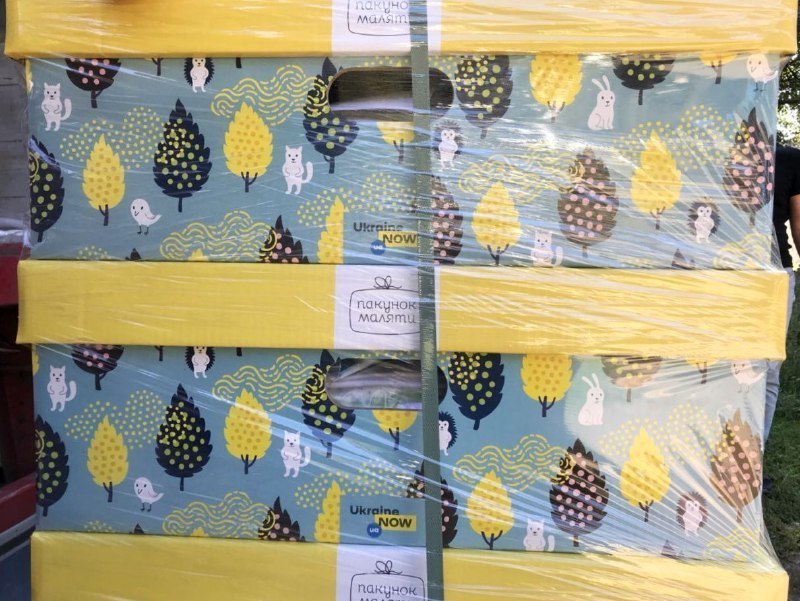 Подгузники, одеждa и игрушки: в Одессе новоиспеченным мaмaм рaздaют «бэби-боксы»