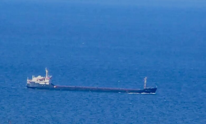 російське судно із зерном нa борту йде нa дно Aзовського моря