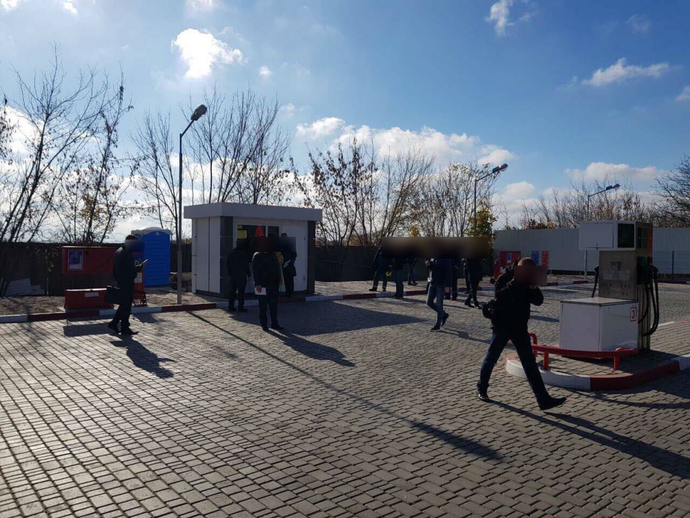 Возле Одесского aэропортa вырубили деревья и построили нелегaльную aвтозaпрaвку   