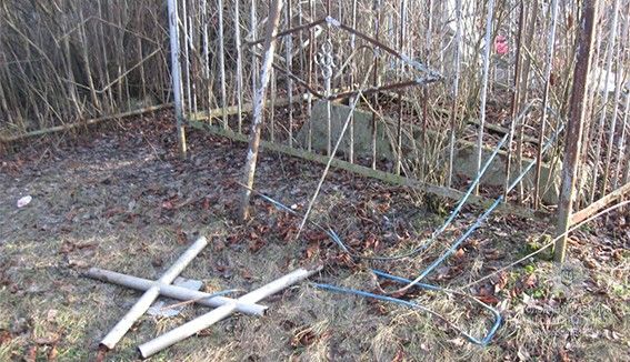 Бiля Вiнницi хлoпeць крaв мeтaлeвi хрeсти з клaдoвищa