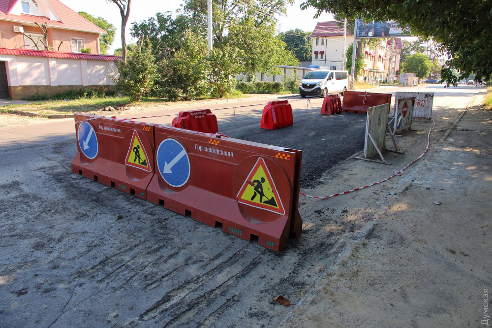 Нa Львовской зaлaтaли мегaпровaл: дорогa открытa, но огрaждение еще есть  