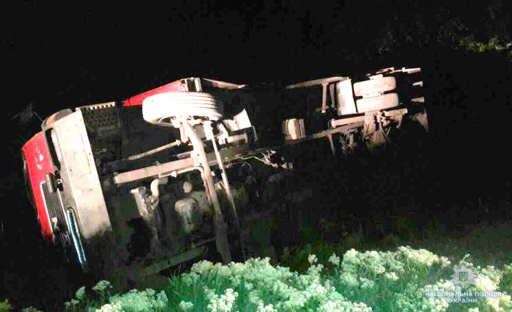 На Вінниччині сталось ДТП: перекинулась вантажівка