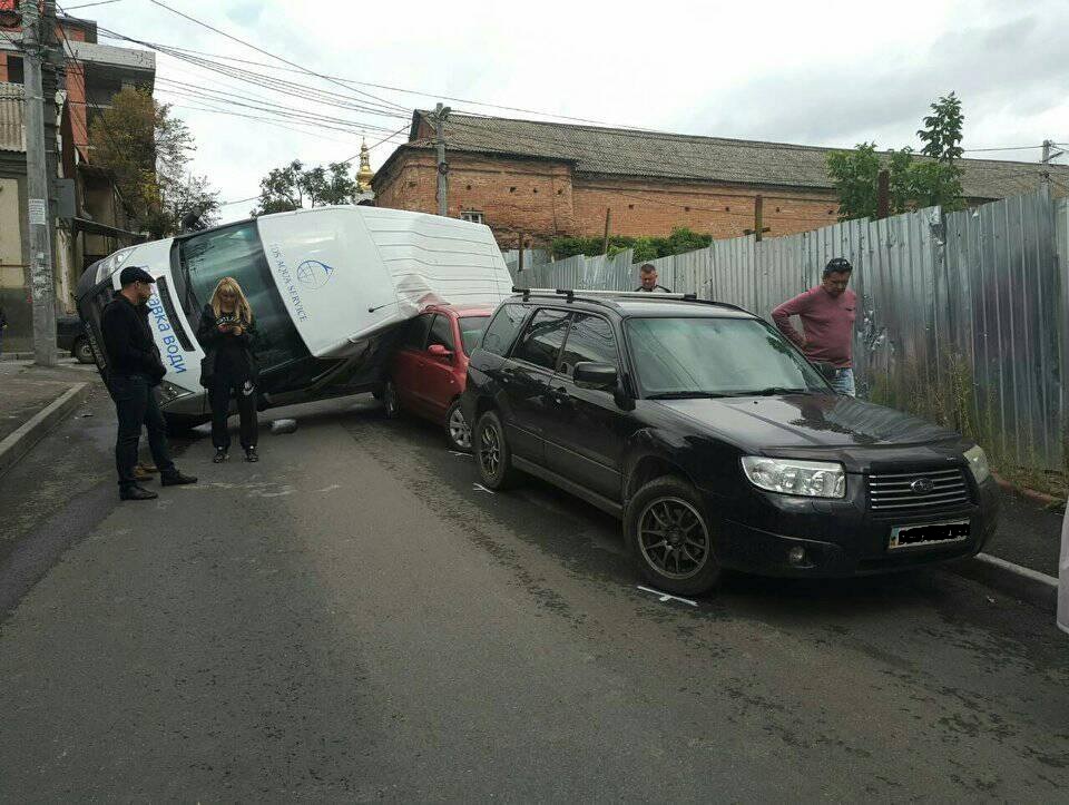 У центрі Вінниці сталася ДТП за участю 4-х автомобілів (Фото)