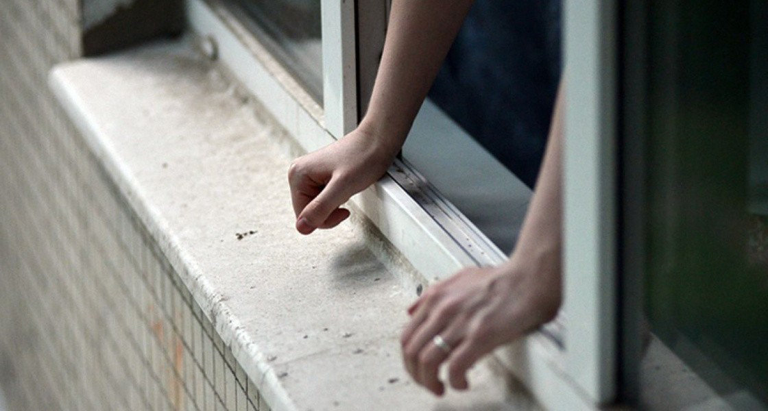 Пішов в гості та випав з вікна: одеські правоохоронці встановлюють обставини загибели 20-річного хлопця