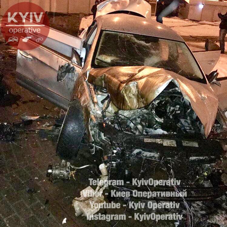 У Києві автомобіль пробив бетонний відбійник та загорівся (Фото)