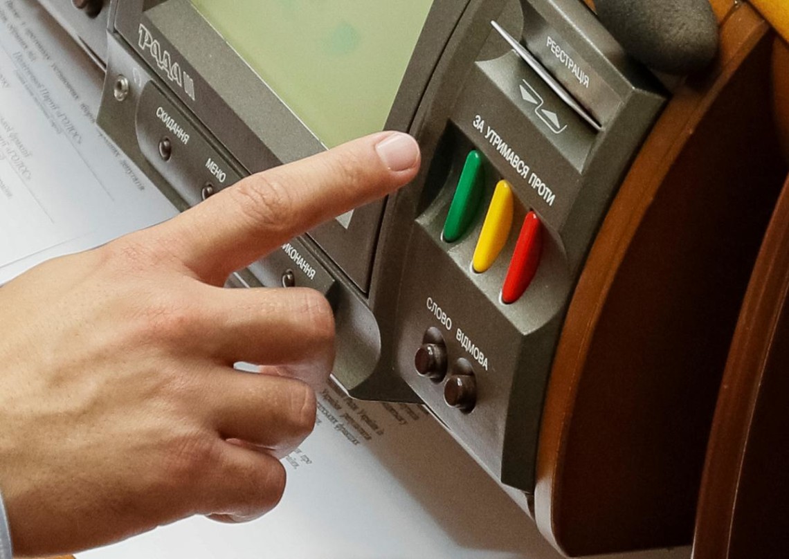 Скандал у Верховній Раді: депутат від «Слуги народу» «випадково» проголосував чужою карткою 