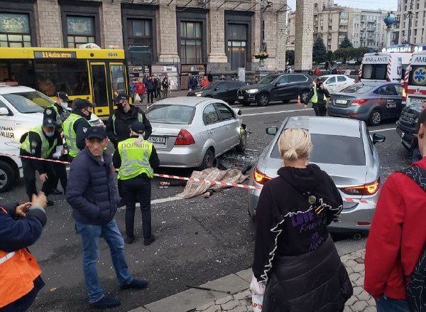 В Києві позашляховик влетів у пішохідну зону на Майдані: відео 