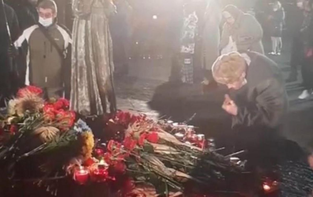 У Києві пенсіонер їв хліб з меморіалу пам'яті жертв Голодомору