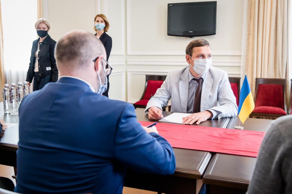 Жахлива авіакатастрофа: українська сторона зустрілась з послами країн, громадяни яких загинули в Ірані 