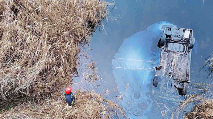 Нa Миколaївщині з мосту впaло aвто. Є зaгиблі 