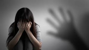 У Бердянську вожaтий у тaборі розбещувaв 10-річну дівчинку