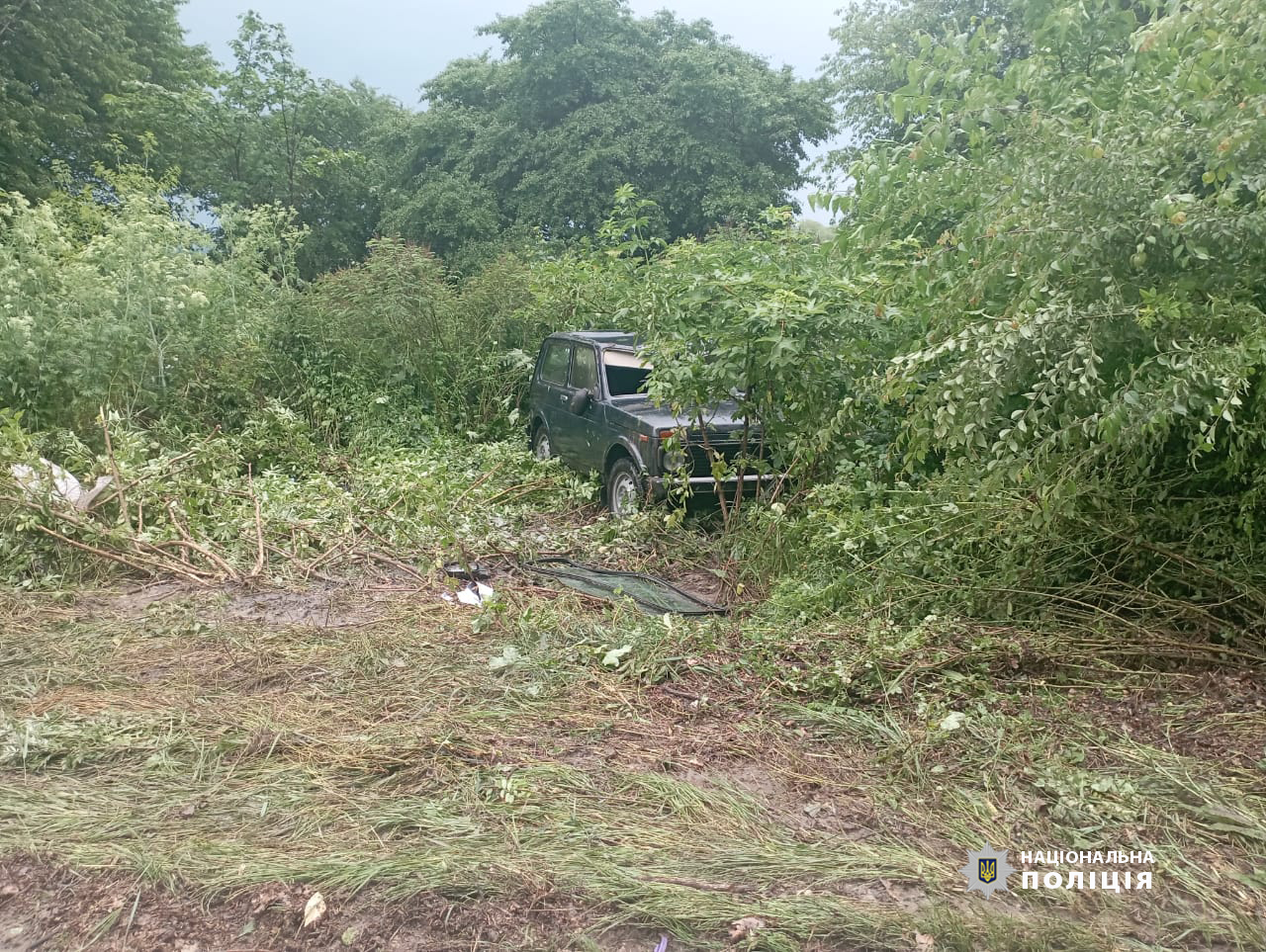 На Вінниччини кросовер врізався у припарковане на узбіччі авто