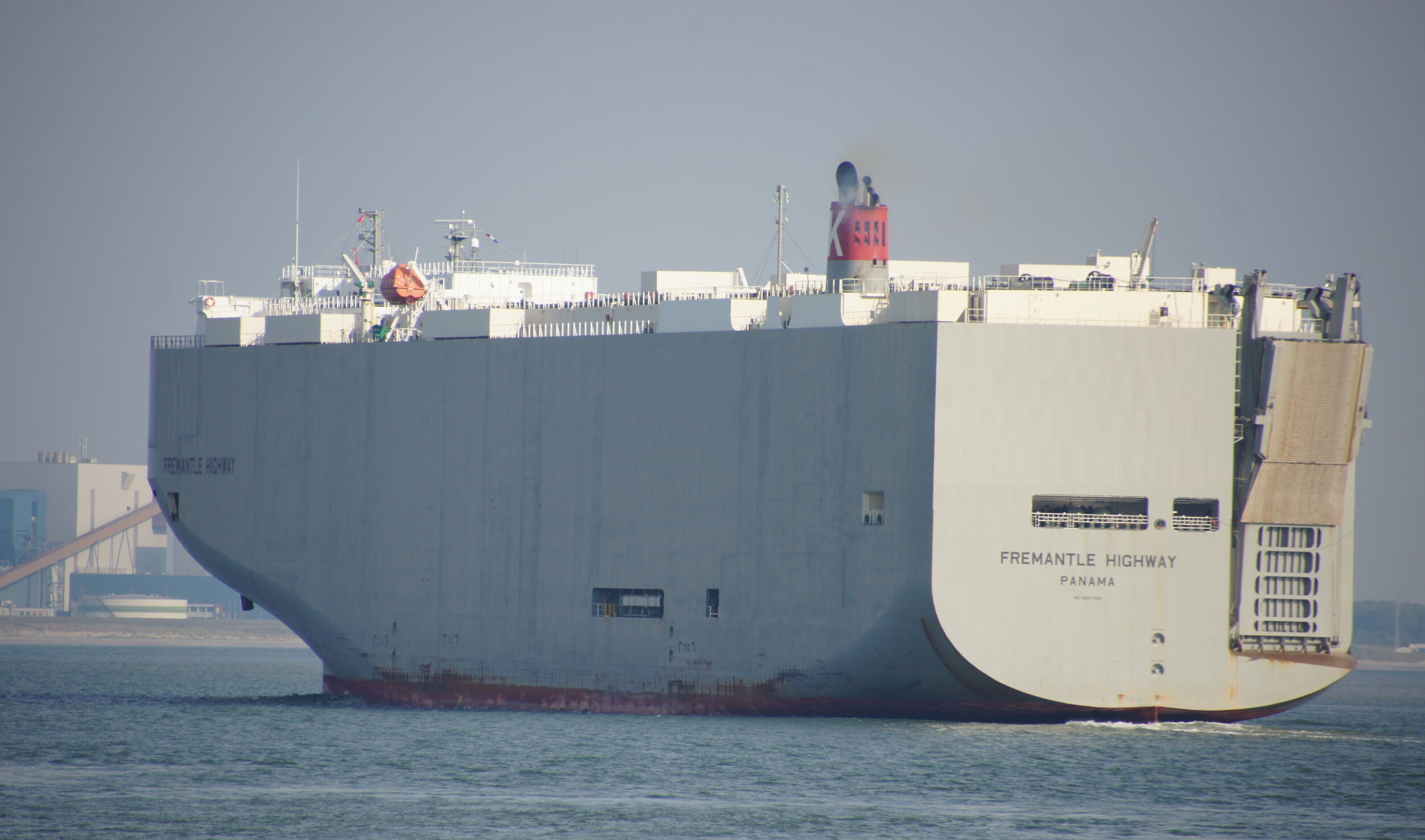 Трагедія в Північному морі – потужна пожежа спалахнула на автовозі