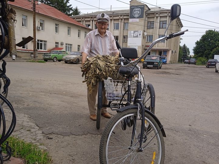 На Вінниччині в‘язанням сіток займається 91-річний дідусь - що роблять інші чоловіки в команді?