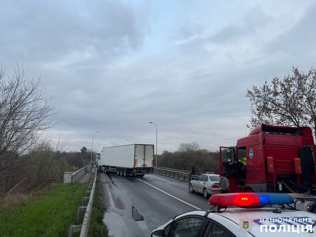 Біля Вінниці масштабна аварія - рух мостом перекрито