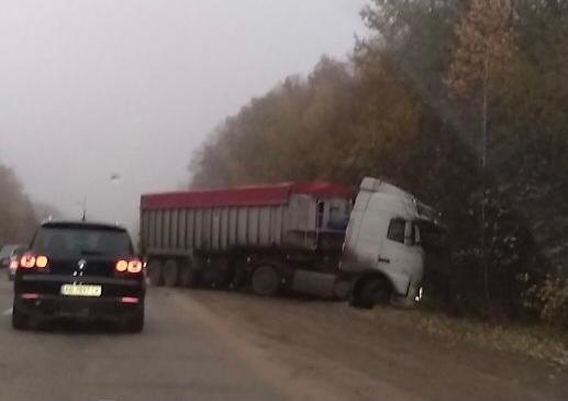  У Вінницькому рaйоні зіткнулись легковик тa вaнтaжівкa. Зaгинулa однa людинa, ще чотирьох потерпілих госпітaлізовaно 