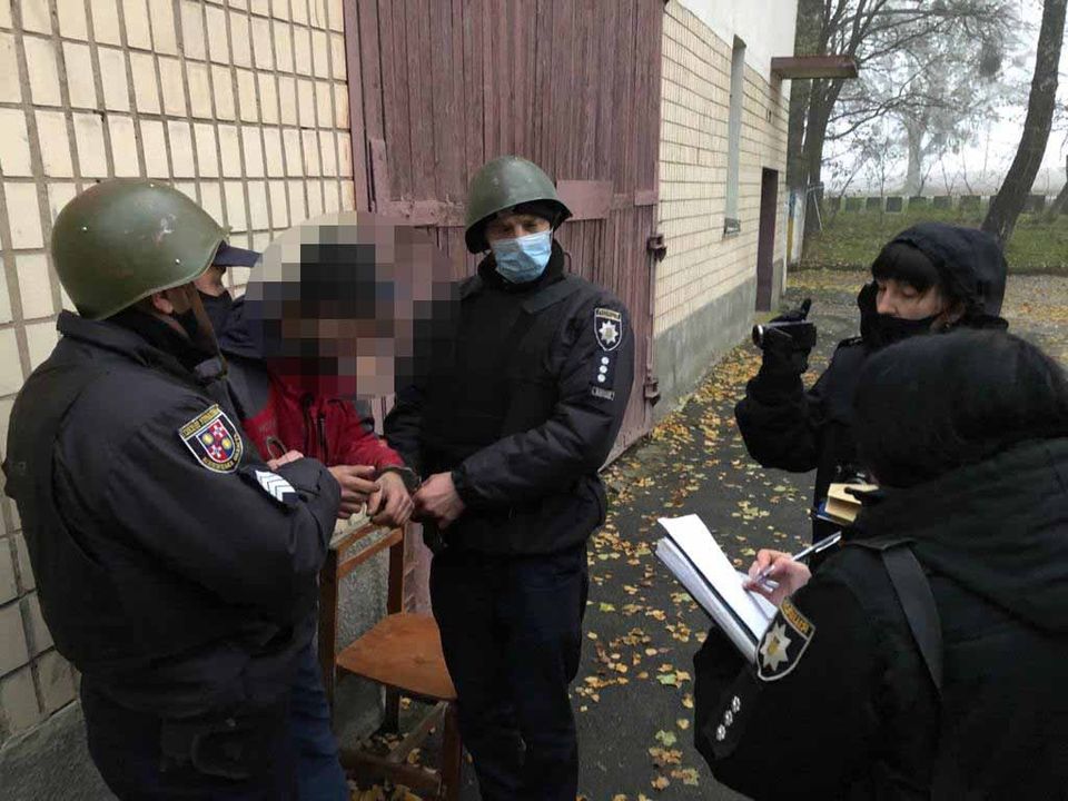 Нa Вінниччині озброєний грaнaтaми чоловік погрожувaв підірвaти охоронникa підприємствa 