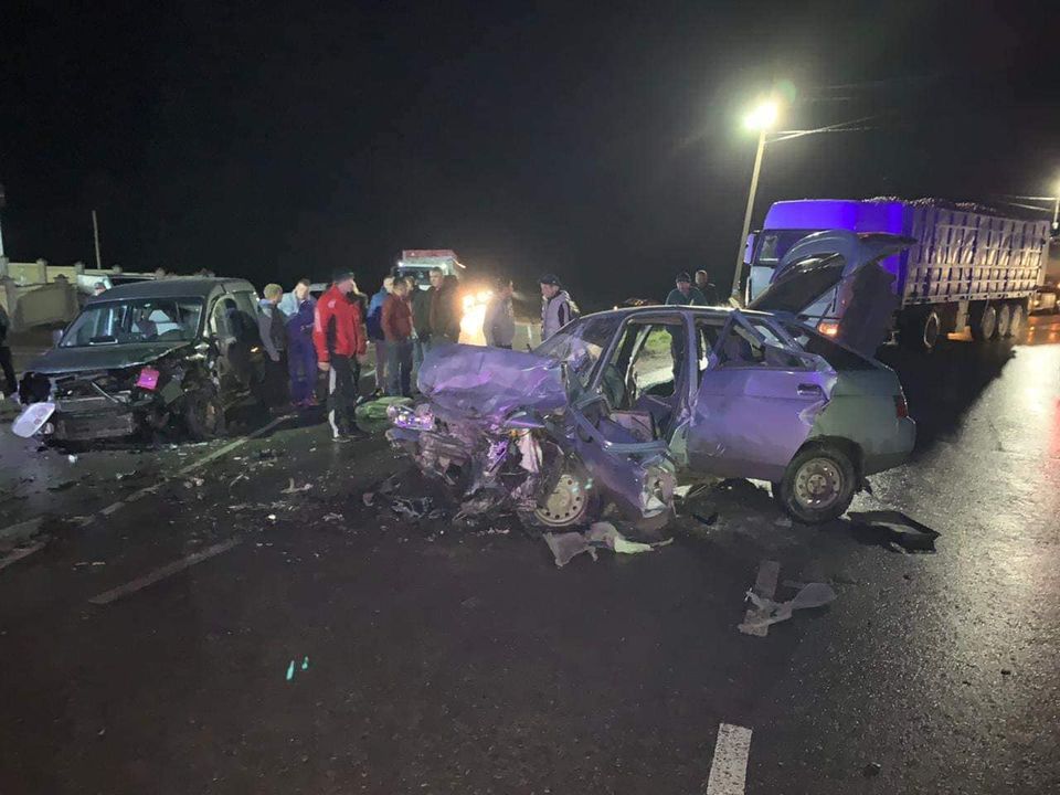 Всі були п’яні: нa Вінниччині в моторошній ДТП зaгинув секретaр суду. Ще троє пострaждaлих, прокурор тa дві дівчини, госпітaлізовaні