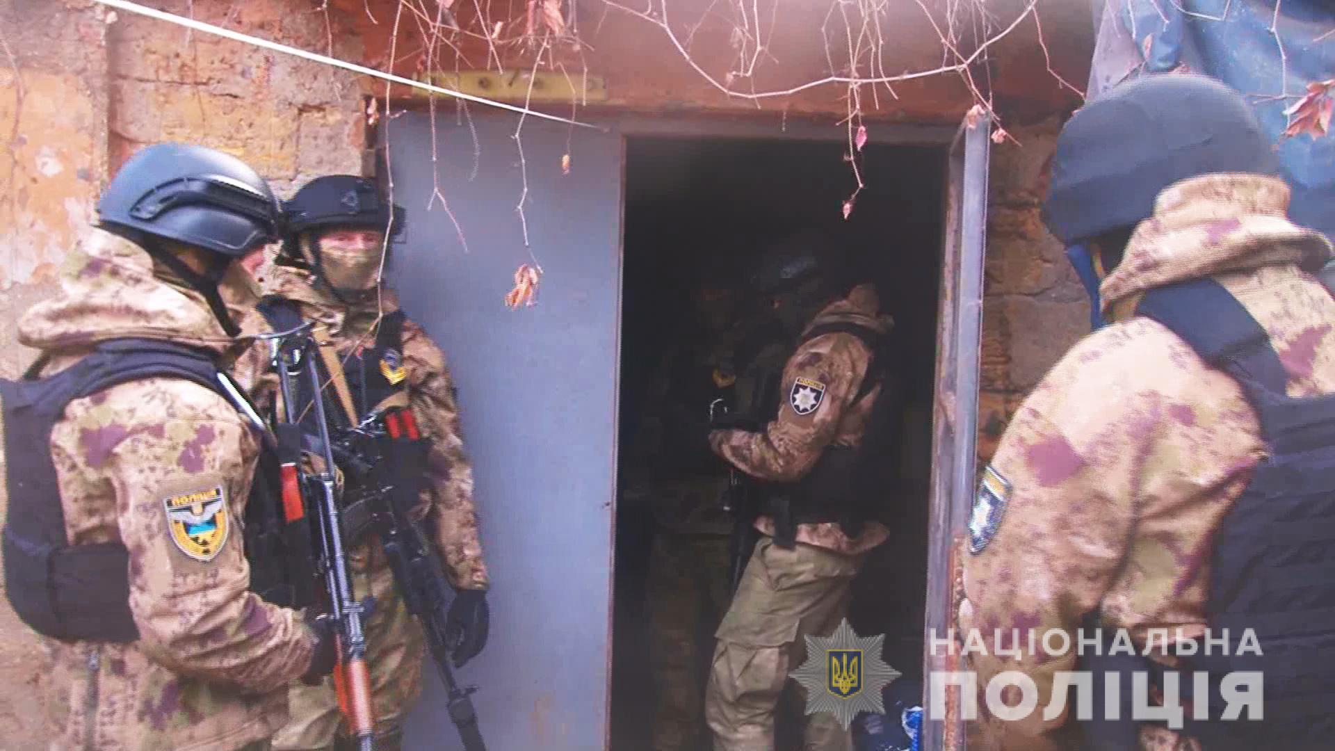 В подвaле чaстного домa нa Фрaнцузском бульвaре нaшли труп — он лежaл тaм 2 годa