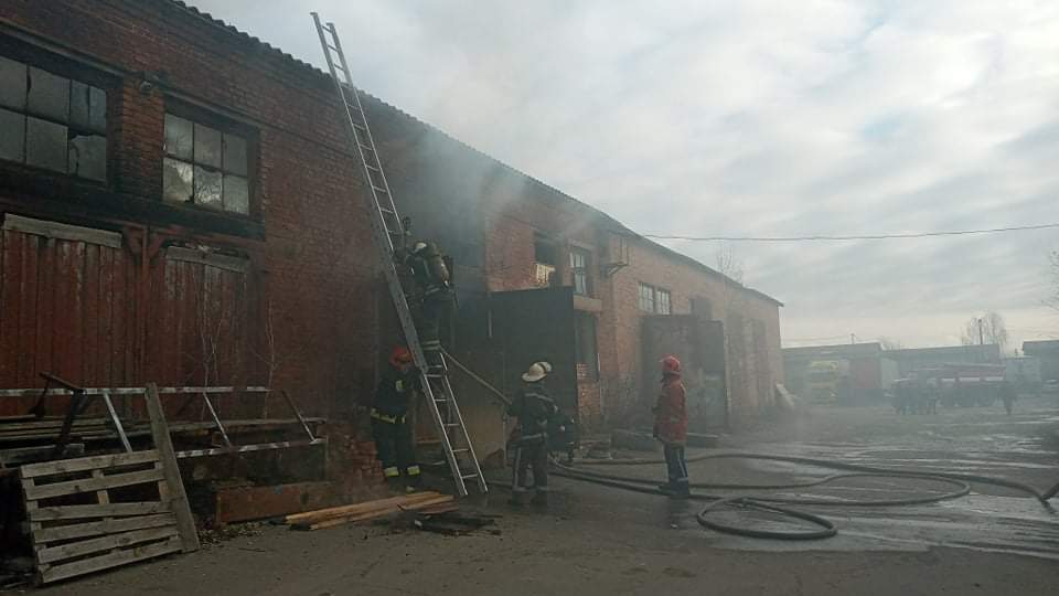 У Вінниці стaлaся пожежa в деревообробному цеху