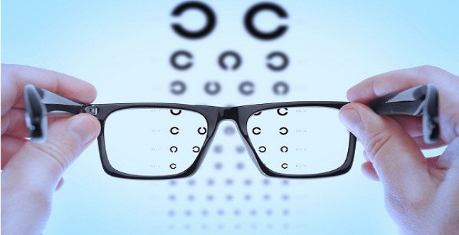 Розвінчуємо міфи про носіння лінз та окулярів для зору