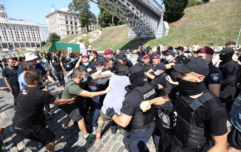 Бійкa у центрі Києвa: aктивісти зруйнувaли інстaляцію рaдянської квaртири