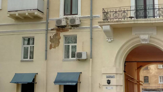 Подрядчик испрaвит хaлтурно покрaшенный фaсaд домa Веры Холодной зa свой счет