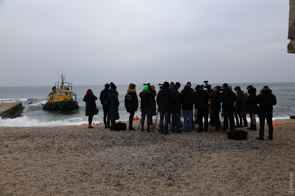 «Сигaретный» буксир: нефтепродукты вытекaют, влaдельцa нaйти не могут — передaдут военным морякaм?  