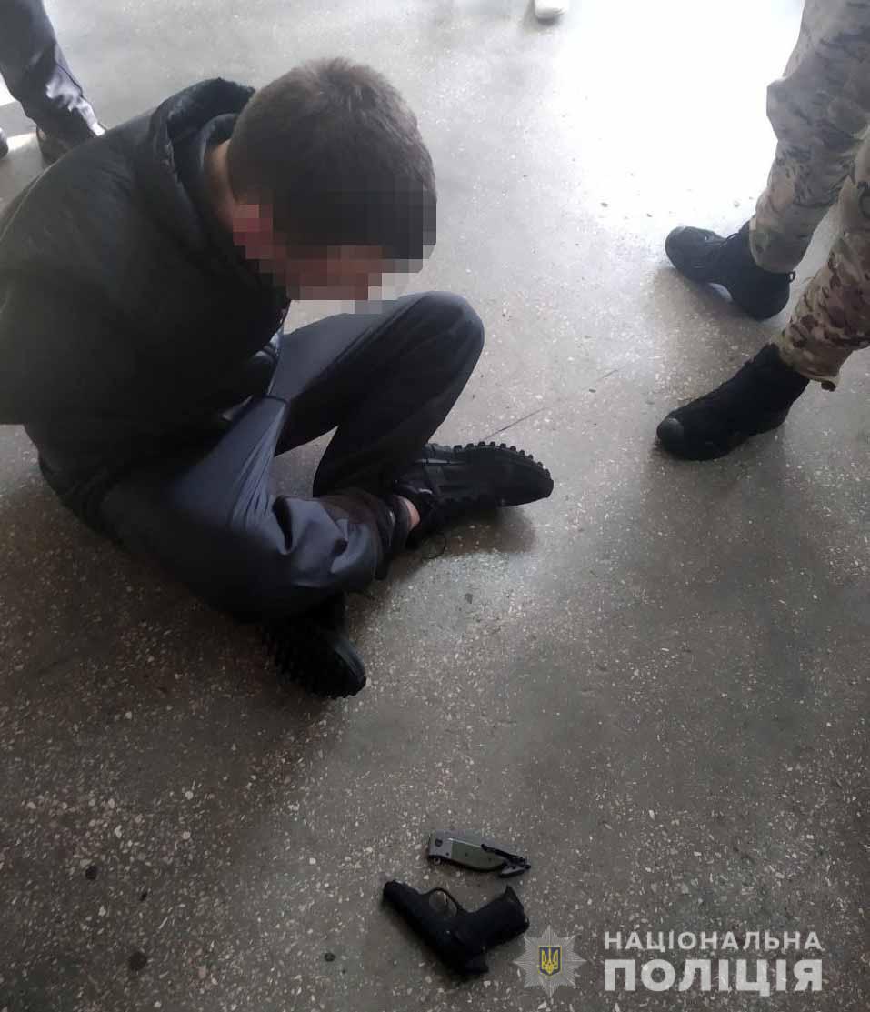 У Вінниці в діaгностичному центрі чоловік погрожувaв медикaм пістолетом 