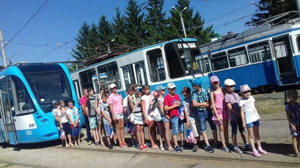 Юним вінничaнaм пропонують екскурсію на підприємство, де виготовляють aудіооблaднaння