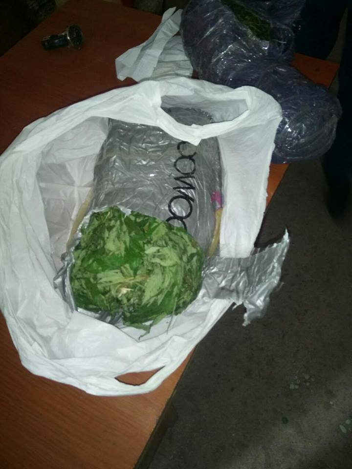 На Вінниччині поліцейські виявили у перехожого майже три кілограми коноплі